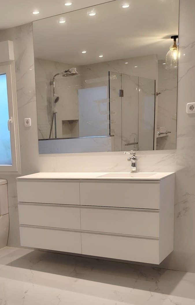 Baño integral en porcelánico blanco con mueble a medida