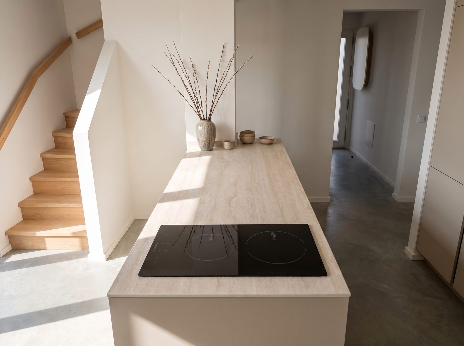 Encimera de porcelánico travertino en una isla de cocina